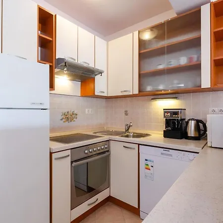 Laura Apartment *